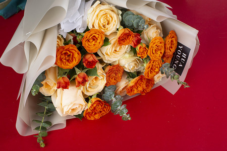 鲜花美丽鲜艳花束礼物送礼情人节爱情鲜花捧花玫瑰红底