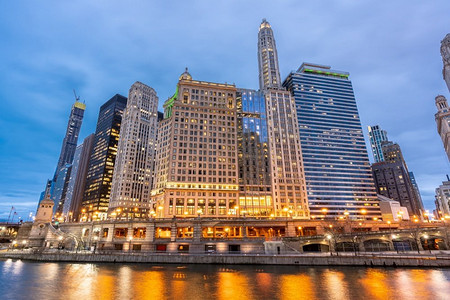芝加哥市中心和芝加哥河日落之夜在芝加哥伊利诺伊州美国。