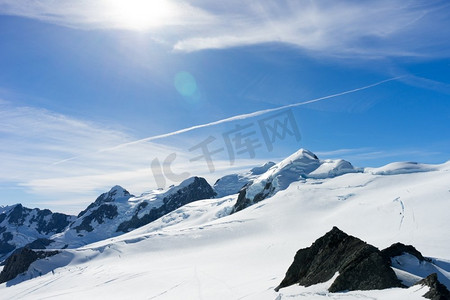 雪山。白雪皑皑，蓝天晴朗的山景