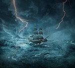 一艘古老的老船在一个暴风雨之夜迷失在大海中，天空中闪电。探险和旅行概念