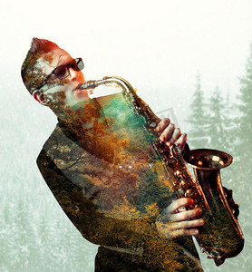 男性萨克斯手吹萨克斯管，森林纹理和背景，双重曝光