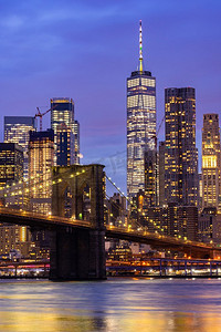 布鲁克林桥与曼哈顿下摩天大楼为纽约市在纽约州纽约，美国