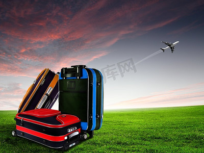 头顶蓝天上的红色行李箱和飞机