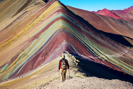 华丽场景摄影照片_秘鲁库斯科地区的维尼昆卡徒步旅行场景。蒙塔纳·德·锡特·彩色，彩虹山。