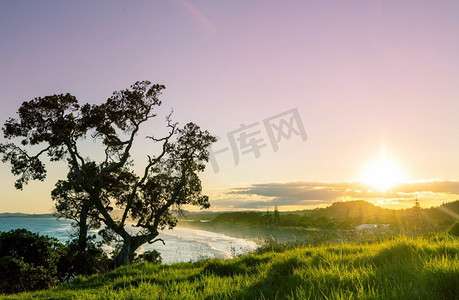 愉快的背景摄影照片_美丽的风景是新西兰的海洋海滩。令人愉快的自然和旅行背景