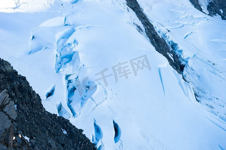 攀爬雪山摄影照片_雪山。白雪皑皑，蓝天晴朗的山景