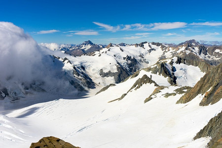 雪山山峰。白雪皑皑，蓝天晴朗的山景