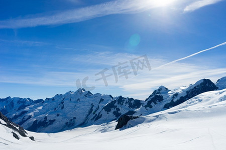 雪山。白雪皑皑，蓝天晴朗的山景