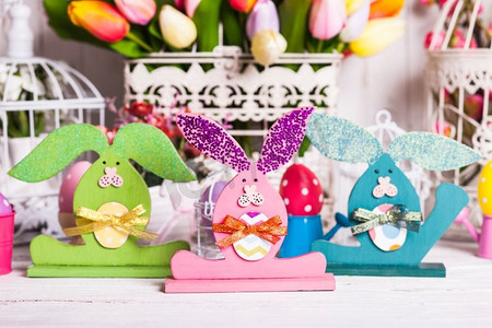 木兔-桌上的复活节装饰。复活节兔子装饰