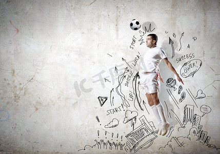 游戏策略足球运动员在跳跃击球与素描在背景