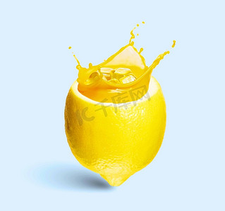 手打柠檬茶菜单那摄影照片_柠檬汁.清新的柠檬鸡尾酒与多汁飞溅的形象
