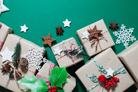 礼品包装摄影照片_圣诞工艺盒装饰在复古和自然风格，顶视图与复制空间。工艺芳香礼品包装