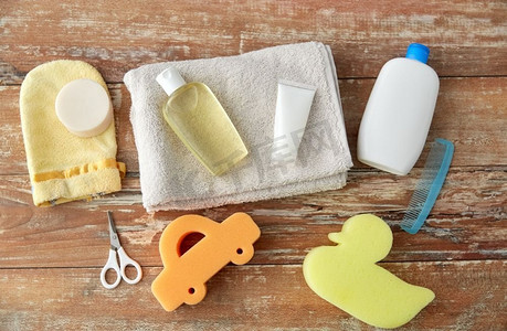 沐浴时间和护理产品概念-在家中的木桌上沐浴的婴儿配件。用于在木桌上洗澡的婴儿用品