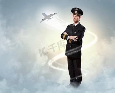 男飞行员的照片图像的男性飞行员与飞机在他周围飞行