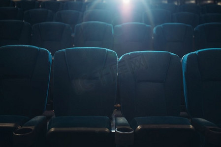 看电影弹窗摄影照片_电影院里空着的座位，没有人，没有人。娱乐圈，娱乐时间。电影院或剧院里空的一排座位