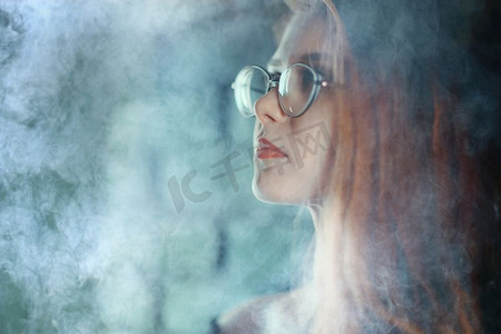 香烟png摄影照片_烟雾中的女人肖像，戴眼镜的眼睛/商业概念，美丽的女人，性感的商业女孩。压力，吸烟，放松。