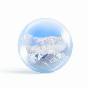 雪山岩石摄影照片_玻璃球里的雪山。一个玻璃透明的球，里面有雪山。