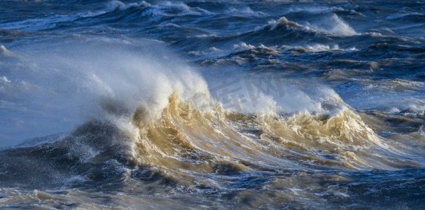 惊人的图像个别波浪破碎和波峰在猛烈的风暴与高超的波浪细节