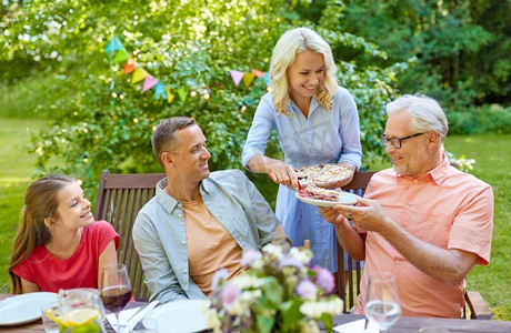 消闲、度假和人的概念—欢乐的家庭聚餐或夏季花园聚会。快乐的家庭有晚餐或夏季花园聚会