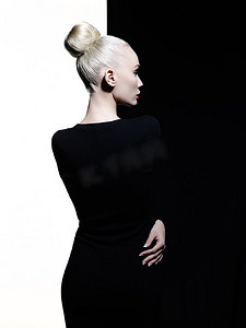 时尚艺术工作室几何黑白背景下优雅的布洛德肖像