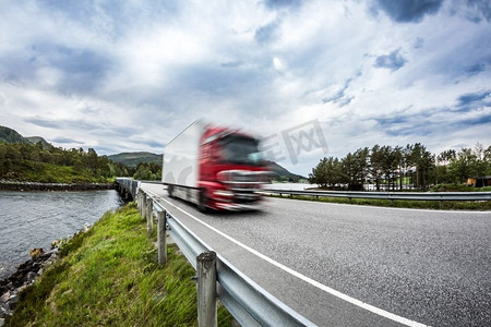 诺威摄影照片_油罐车在高速公路上疾驰，挪威人。卡车在运动模糊中。
