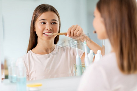 美容护理摄影照片_ 刷牙，牙齿，牙刷，牙科