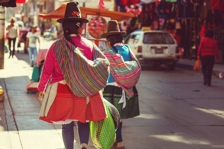 秘鲁人在城市街道