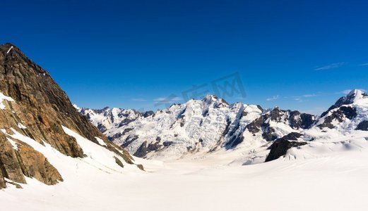 雪山。白雪皑皑，蓝天晴朗的山景