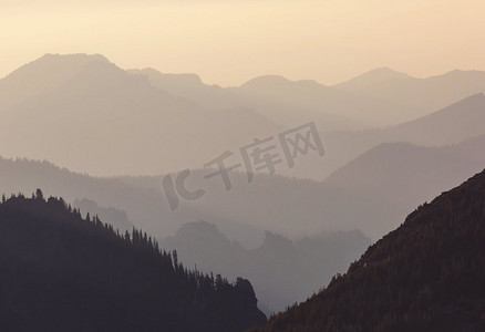 美丽的自然背景—薄雾山剪影