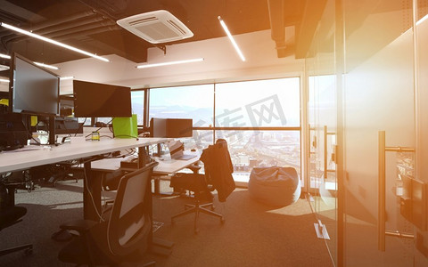 透过窗户的光摄影照片_空的现代开放计划办公室与阳光透过窗户