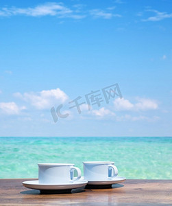 在清澈的海水中喝两杯热咖啡，’