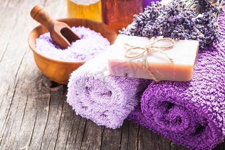 熏衣草水疗-精油，海盐，紫罗兰毛巾和手工肥皂。熏衣草水疗概念