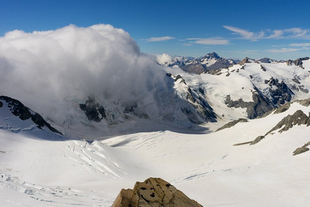 雪山山峰。白雪皑皑，蓝天晴朗的山景