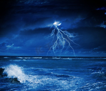 晚上有暴风雨。图像的黑夜与闪电以上的暴风雨的海