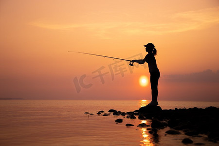 在芬兰钓鱼竿旋转的妇女钓鱼