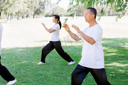 人们在公园里练太极拳。夏天人们在公园里练太极拳