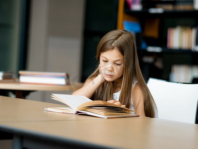 小女孩在图书馆看书。我喜欢阅读
