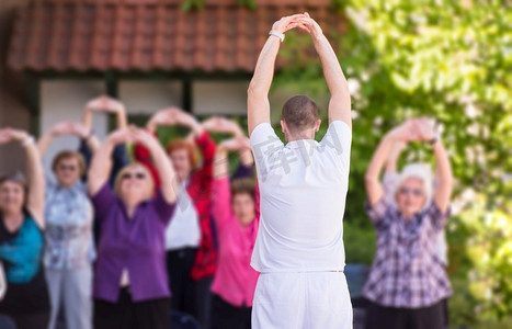训练师培训激励积极健康的老年人在公园进行锻炼