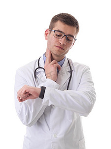 男医生在检查心跳脉搏时使用智能手表的部分视图