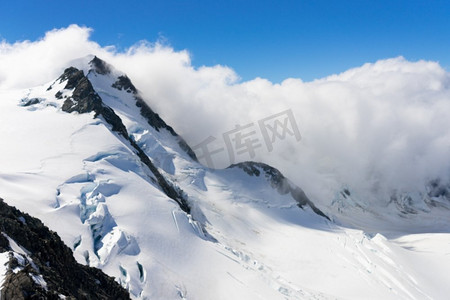 雪山山峰。白雪皑皑，蓝天晴朗的山景