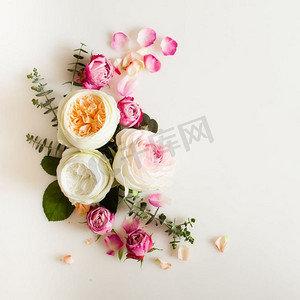 花卉圆形婚礼框架平躺。玫瑰花顶视图与复制空间。花卉婚礼框架 