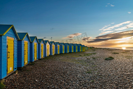 令人惊叹的充满活力的日出景观的海滩小屋在英国南部海岸