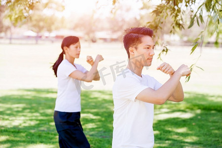 人们在公园里练太极拳。夏天人们在公园里练太极拳