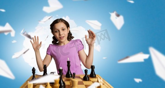 聪明头脑的国际象棋比赛。年轻的高加索女孩下着国际象棋