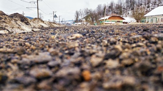 冬季沥青路面的蠕虫视图。喀尔巴阡山脉的山谷