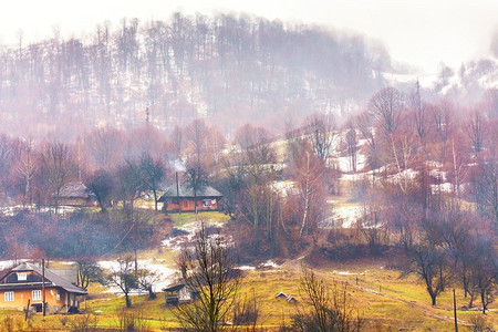 地道的山上山村。有雾的天气和融化的雪。初春天气预报。春天来了