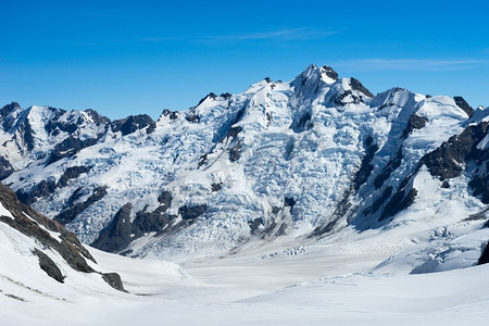 雪山。白雪皑皑，蓝天晴朗的山景