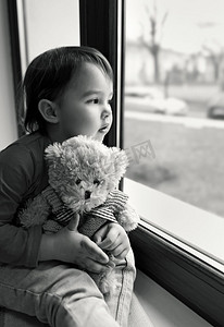冷暴力摄影照片_家中望着窗外的小女孩