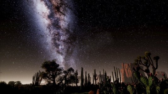 死亡谷国家公园沙漠中的超级陨石银河系星光下的月光