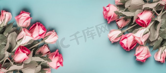 可爱的粉色淡玫瑰花束框，蓝绿色背景，俯视，横幅或模板
